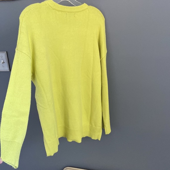 TAHARI Kiwi Green Sweater - Picture 3 of 7
